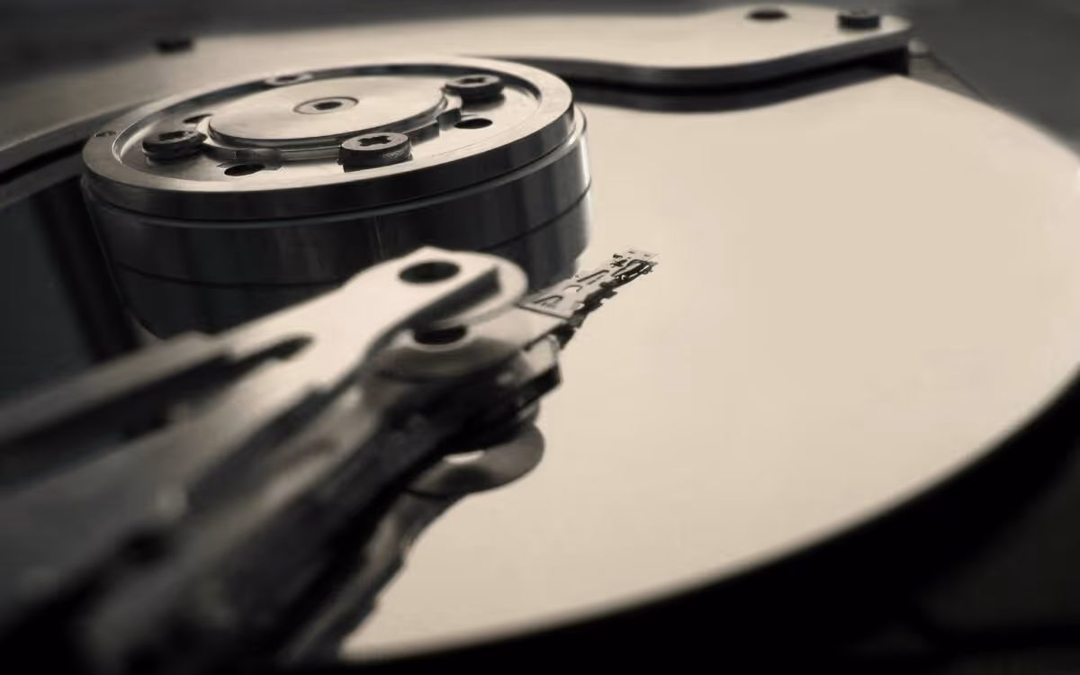 Plateau et bras de lecture d'un disque dur